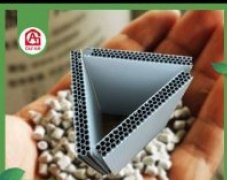 相比木模板，中空塑料模板既环保又性能优越，分摊成本仅1.2元